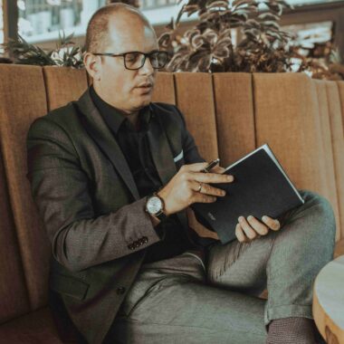 Minimal Eyewear, совршен придружник на модерниот и деловен маж